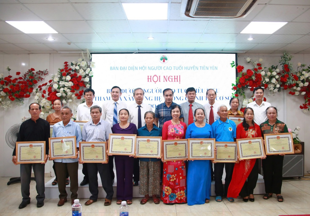 Lãnh đạo Ban Đại diện Hội NCT tỉnh và lãnh đạo huyện Tiên Yên khen thưởng cho các hội viên NCT tiêu biểu có thành tích xuất sắc trong tham gia xây dựng hệ thống chính trị cơ sở trên địa bàn huyện giai đoạn 2019.