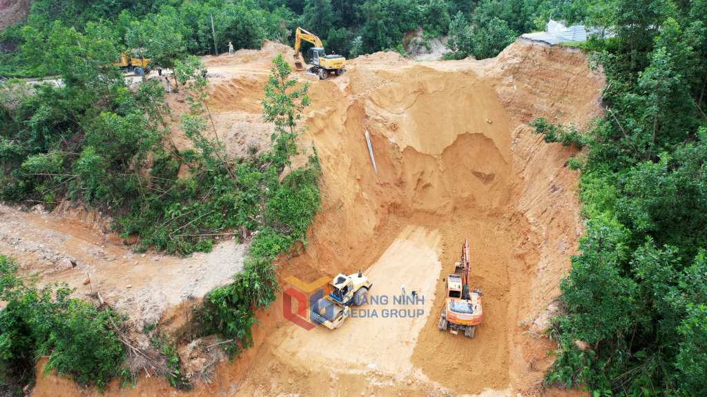 Đơn vị thi công đang tổ chức 2 mũi thi công là đào bóc nền mặt đường bị hư hỏng do sạt trượt và đắp lại