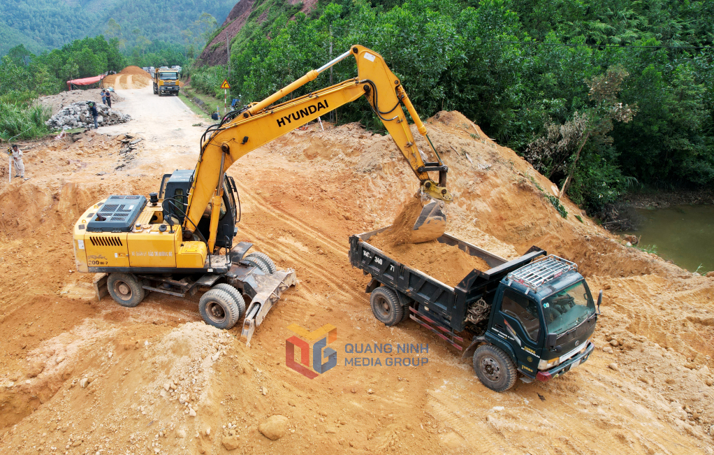 Phấn đấu đào, đắp nền đường đảm bảo điều kiện lắp đặt cống thoát nước 2,5x2,5m (thay thế cống thoát nước 0,5m trước đây) trước ngày 15-10