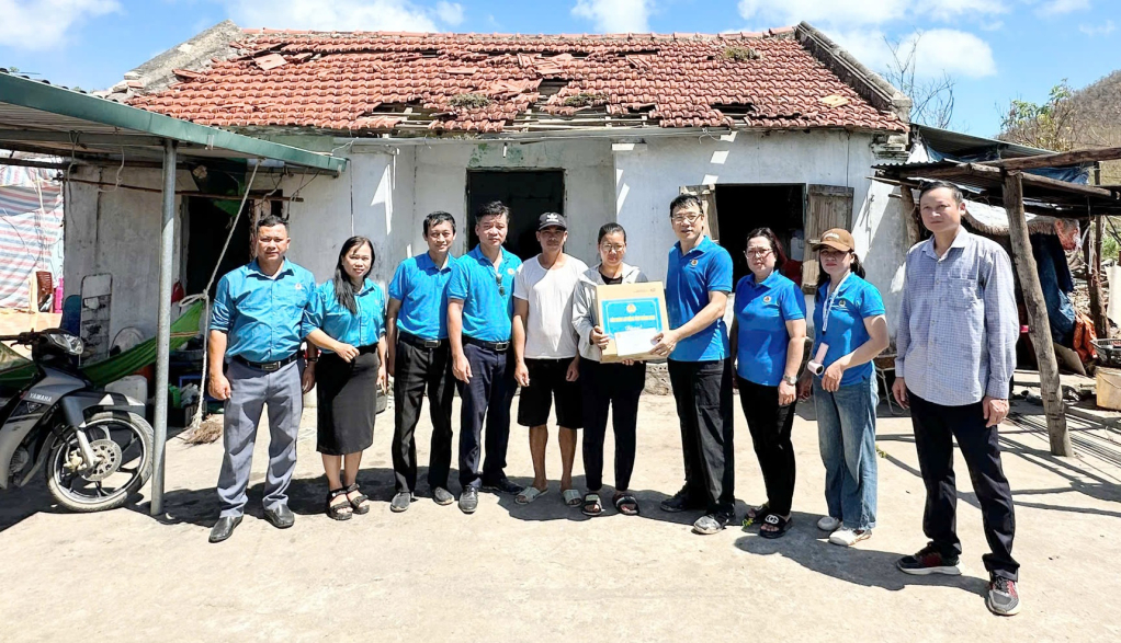 Đồng chí Tô Xuân Thao, Chủ tịch LĐLĐ tỉnh cùng đại