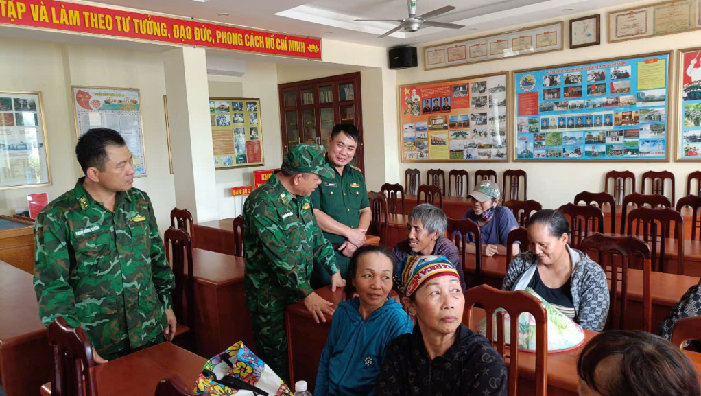 Lãnh đạo BĐBP hỏi thăm, động viên 11 thuyền viên bị lật thuyền do bão số 3 được cán bộ biên phòng cứu nạn.