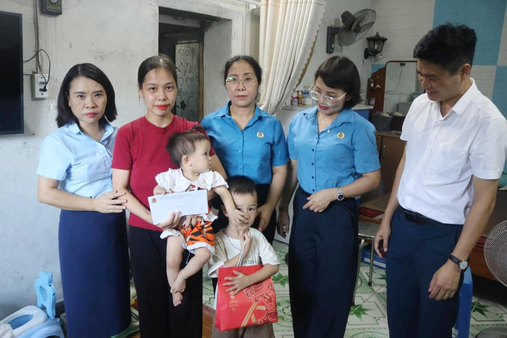 Công đoàn ngành Y tế trao hỗ trợ cho đoàn viên đang làm việc tại Bệnh viện Bảo vệ sức khỏe tâm thần tỉnh, có hoàn cảnh khó khăn bị thiệt hại về nhà ở sau bão. Ảnh: Nguyễn Hoa