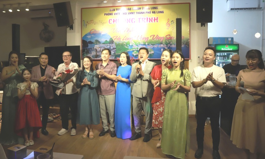 Các ca sĩ, nghệ sĩ, nhạc sĩ hát cùng Ban Tổ chức chương trình.