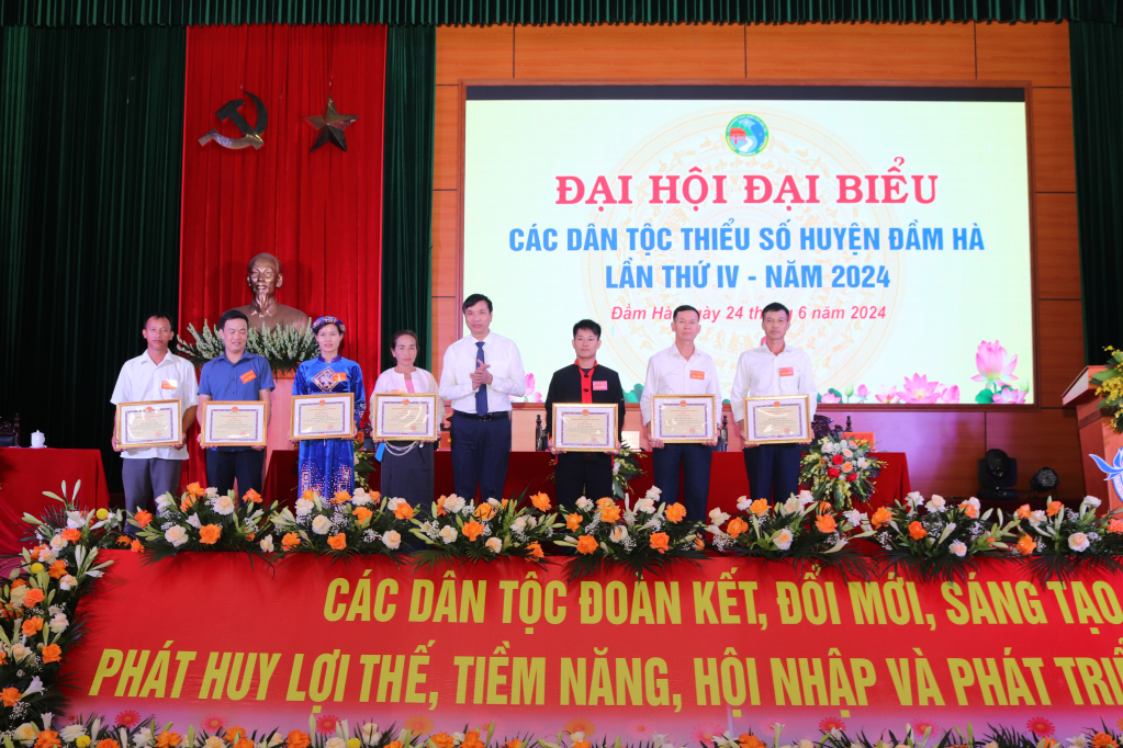 Ông Nịnh Văn Toàn (đứng thứ 2 từ phải sang) được huyện Đầm Hà khen thưởng vì có thành tích xuất sắc trong thực hiện công tác dân tộc giai đoạn 2019 - 2024.