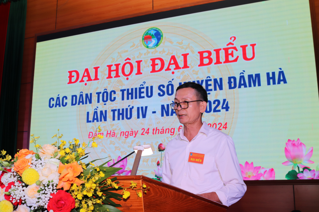 Ông Nịnh Văn Toàn báo cáo tham luận tại Đại hội đại biểu các dân tộc dân tộc thiểu số huyện Đầm Hà năm 2024.