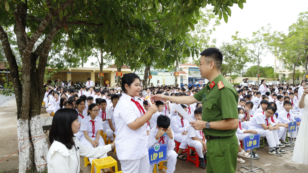 Hoạt động ngoại khóa “Tuyên truyền, giáo dục bảo đảm trật tự an toàn giao thông trong trường học năm học 2024 - 2025” tại trường THCS Hải Hoà (phường Hải Hòa)