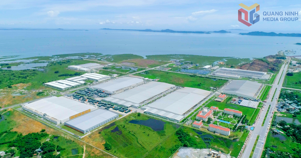 Hệ thống mái lợp tại các nhà xưởng sản xuất trong KCN Hải Hà. Ảnh: Mạnh Trường