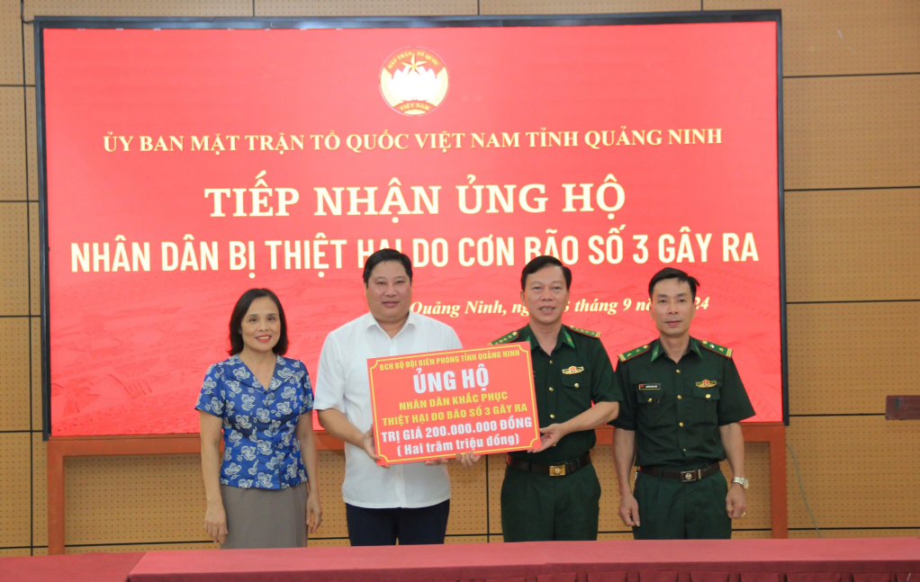 Ủy ban MTTQ Việt Nam tỉnh Quảng Ninh tiếp nhận ủng hộ của Bộ Chỉ huy BĐBP tỉnh.  Ảnh Kim Cương (UBMTTQ tỉnh)