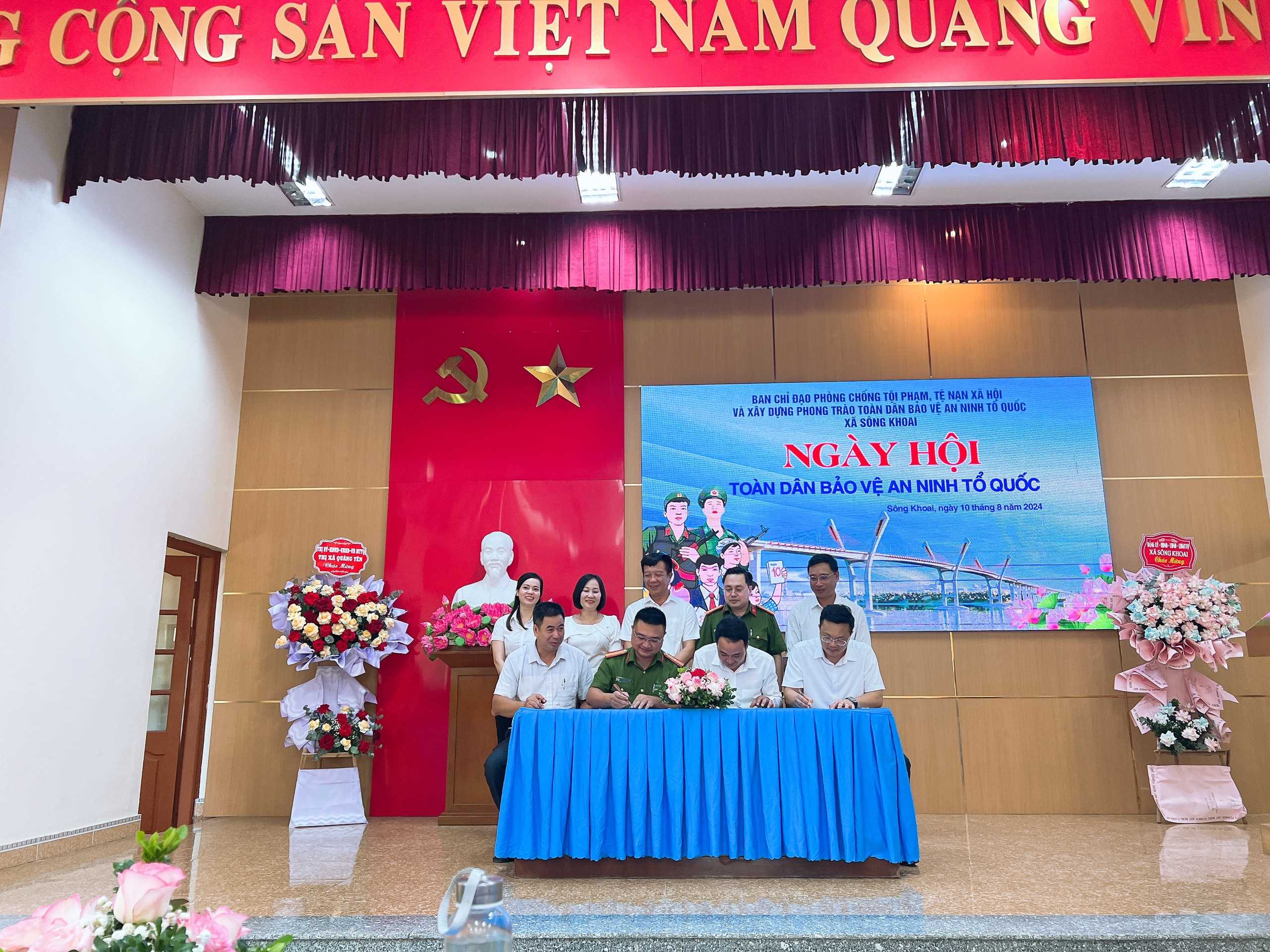 Đại diện các tổ chức, đoàn thể xã Sông Khoai ký giao ước thi đua trong thực hiện phong trào Toàn dân bảo vệ an ninh Tổ quốc năm 2024. Ảnh: Trung tâm TT-VH Quảng Yên