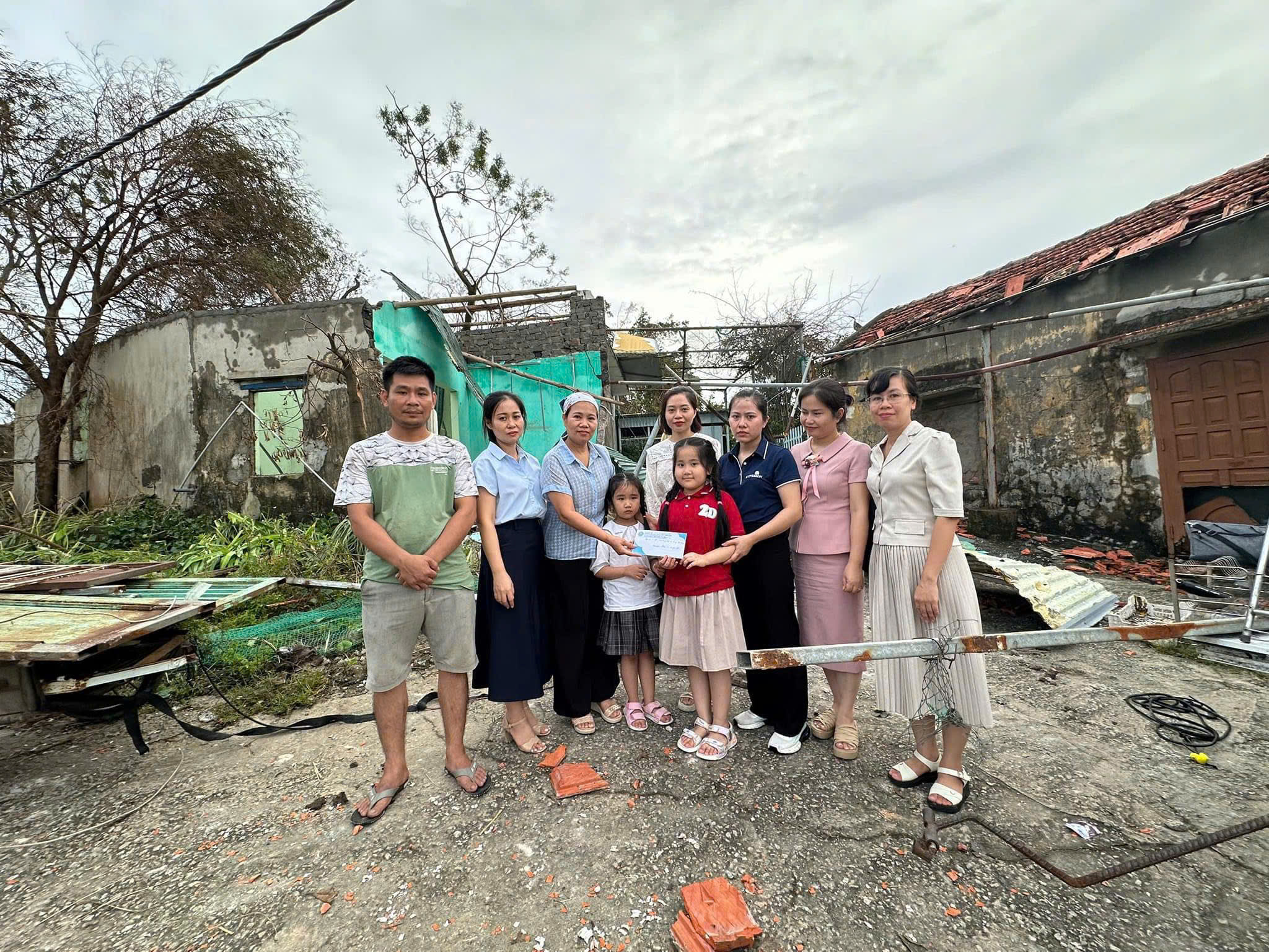 Ban Giám hiệu Trường TH-THCS-THPT Văn Lang (TP Hạ Long) chia sẻ, động viên những gia đình học sinh chịu ảnh hưởng nặng nề từ bão Yagi