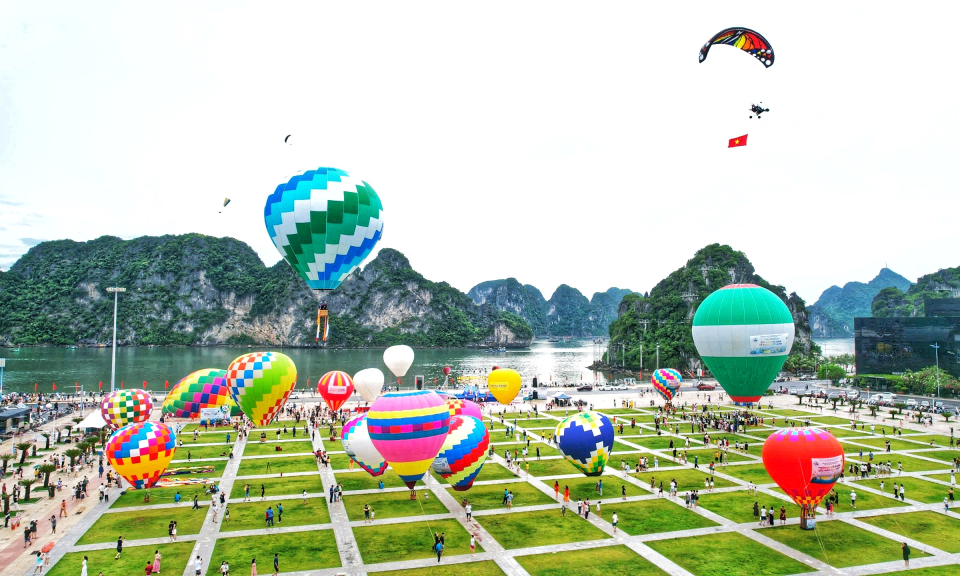 Hot-air balloon festival 2024 opens in Ha Long city