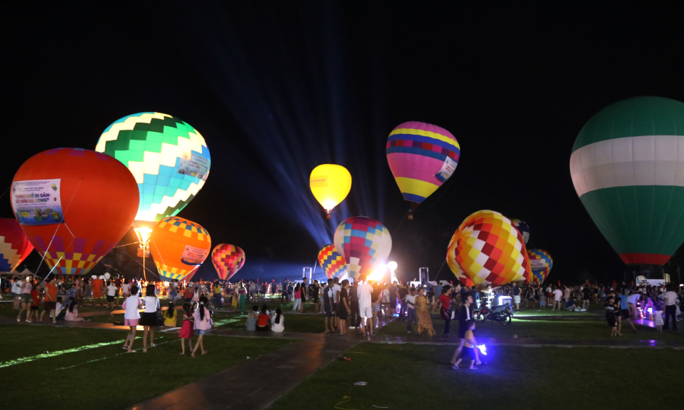 Impressive lantern night with the balloons 