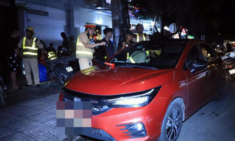 Ô tô 5 chỗ chở 8 người vượt chốt cảnh sát giao thông, trên xe có ma túy