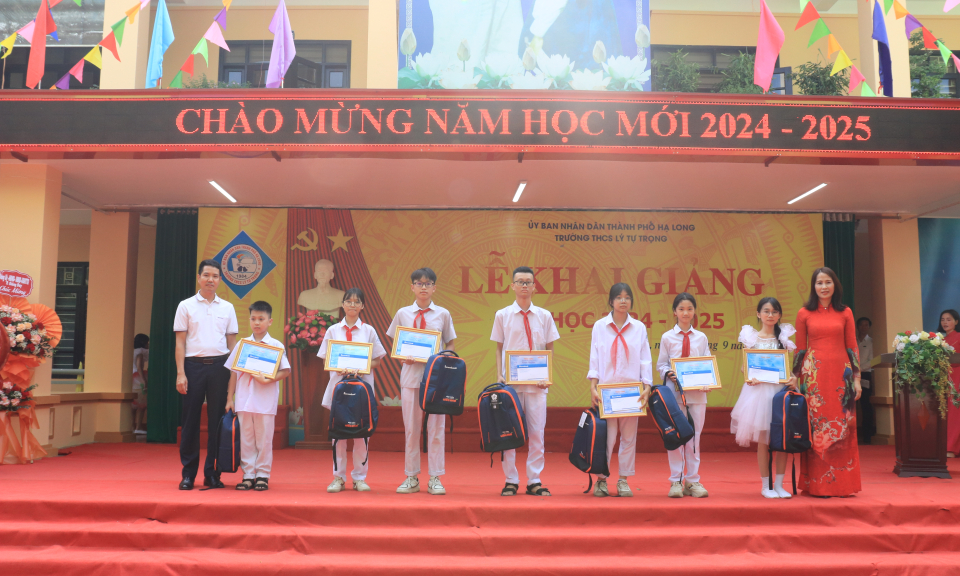 Trao tặng 40 suất học bổng cho học sinh vượt khó học giỏi