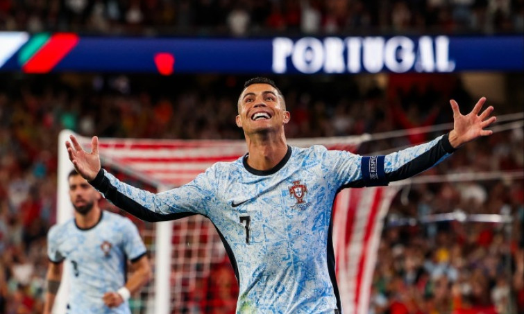 Ronaldo chạm mốc ghi 900 bàn