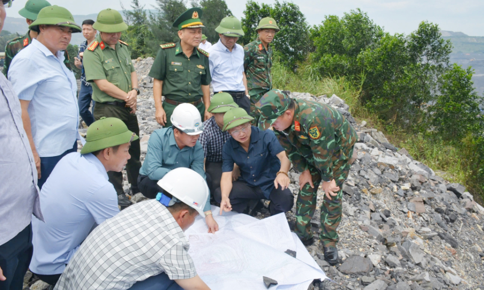 Các đồng chí lãnh đạo tỉnh kiểm tra công tác phòng chống bão số 3