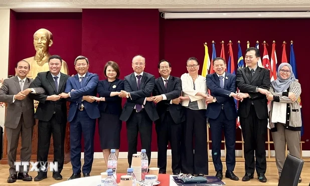 Việt Nam chuyển giao vai trò Chủ tịch Ủy ban ASEAN tại Paris cho Brunei