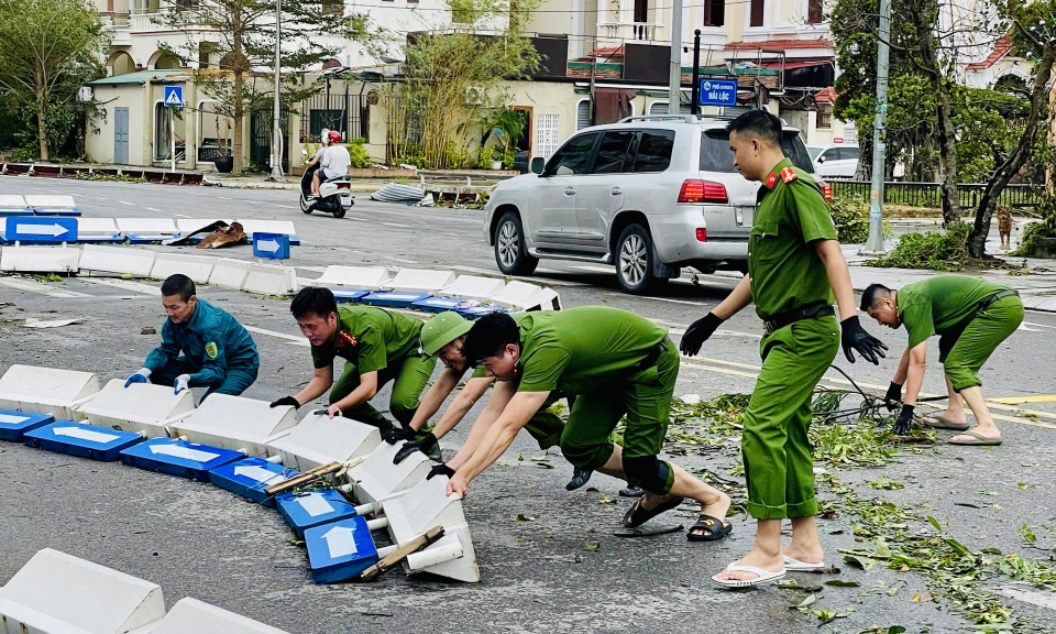 Hạ Long: Huy động tổng lực nhanh chóng ổn định cuộc sống người dân sau bão