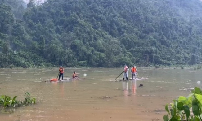 Bơi vào thung lũng kiểm tra hoa màu, người đàn ông bị nước cuốn trôi