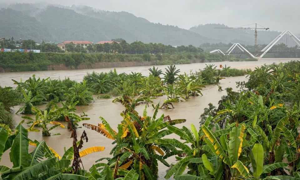 Lũ đang lên cao trên sông Hồng