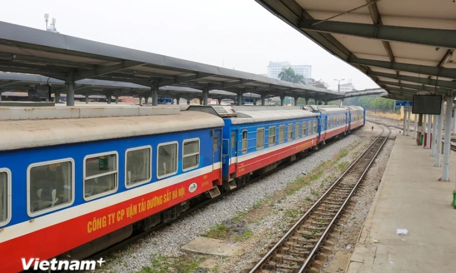 Đường sắt dừng chạy tàu khách Hà Nội-Lào Cai do mưa lũ lớn tại Yên Bái