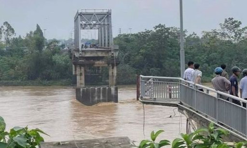 Cận cảnh hiện trường sập cầu Phong Châu tỉnh Phú Thọ