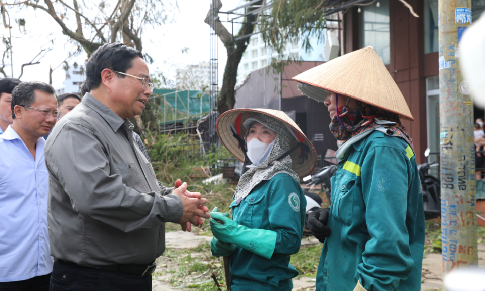 PM inspects recovery efforts in typhoon-hit Quang Ninh Province