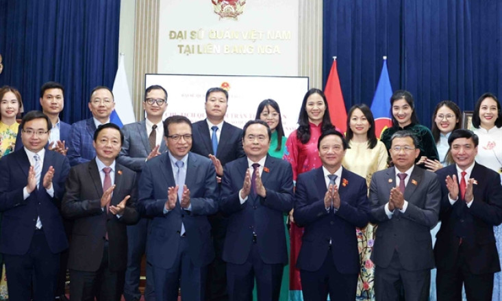 NA Chairman meets Vietnamese in Russia