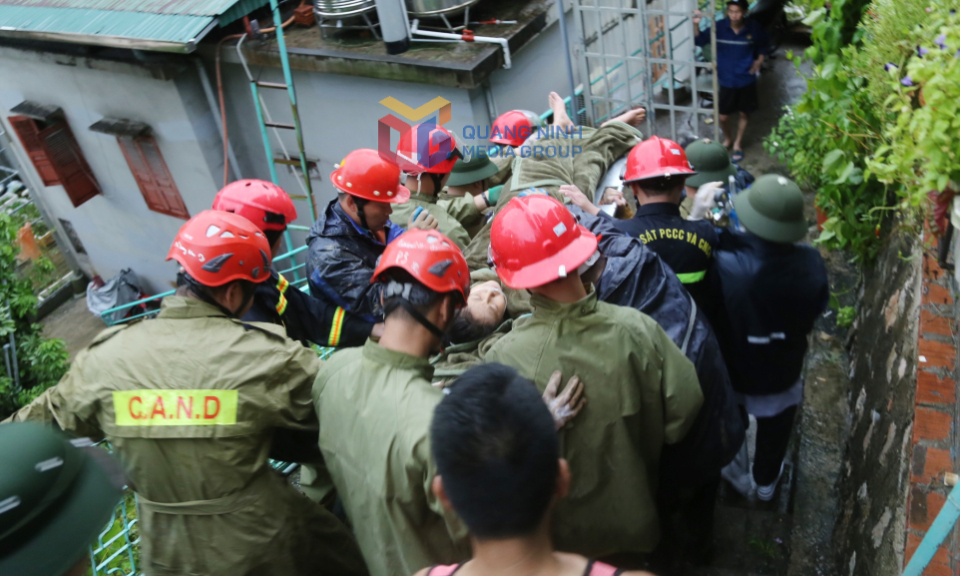 Cứu hộ thành công cháu bé bị vùi lấp do sạt lở đất tại TP Hạ Long