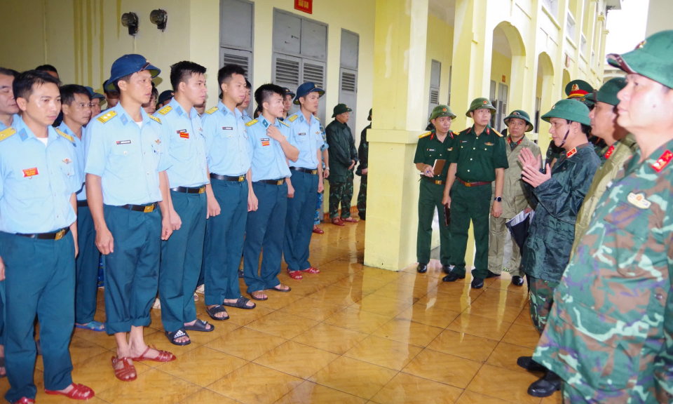 Đoàn công tác số 3 Bộ Quốc phòng kiểm tra công tác phòng, chống lụt bão tại Trung đoàn 213