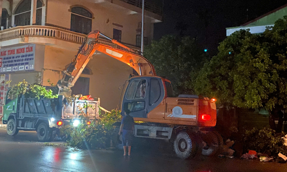 Ha Long: Authorities, units and residents work overnight to recover from typhoon Yaghi