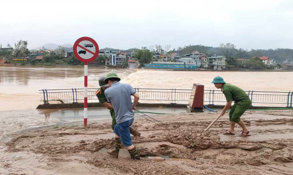 Tiên Yên: Huy động lực lượng dọn vệ sinh môi trường sau lũ