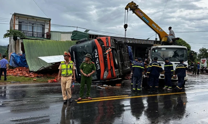 Lật xe khách trên quốc lộ 14, bốn người tử vong, nhiều người bị thương