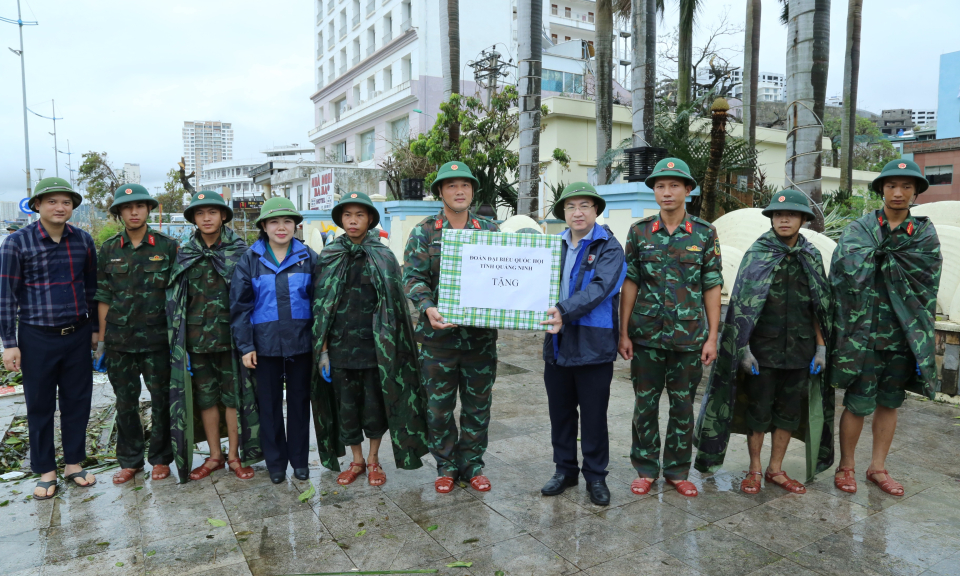 Phó Bí thư Tỉnh ủy Đặng Xuân Phương tặng quà, động viên các gia đình bị thiệt hại và lực lượng tham gia khắc phục hậu quả bão số 3