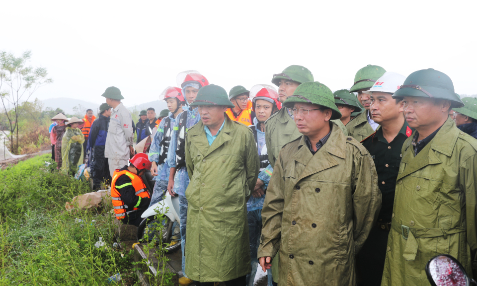 Chủ tịch UBND tỉnh kiểm tra, chỉ đạo công tác xử lý nguy cơ nước tràn đê ở Đông Triều 