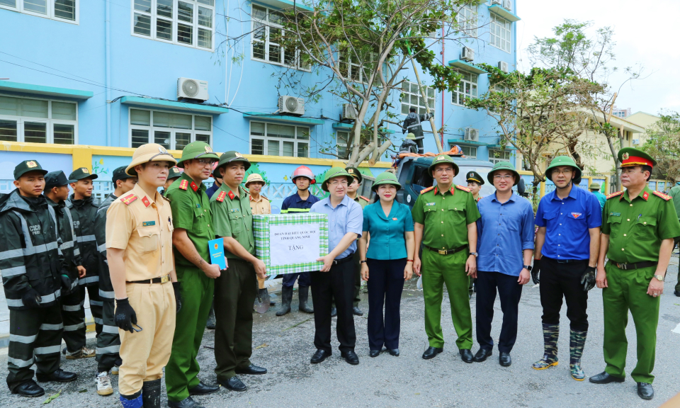 Phó Bí thư Tỉnh ủy Đặng Xuân Phương thăm, động viên ĐVTN tham gia khắc phục hậu quả bão số 3