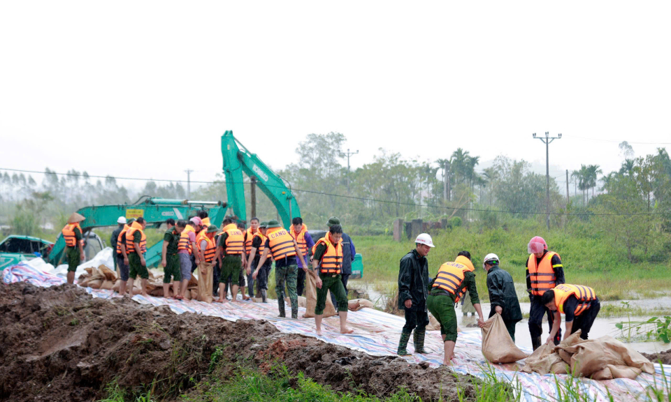 Công an TX Đông Triều huy động lực lượng đắp đê, ngăn lũ xuyên đêm