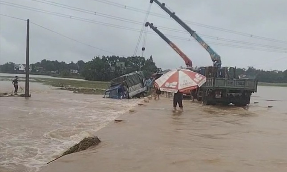 Nước lũ ở Thanh Hóa lên, cuốn trôi nữ công nhân và một xe tải