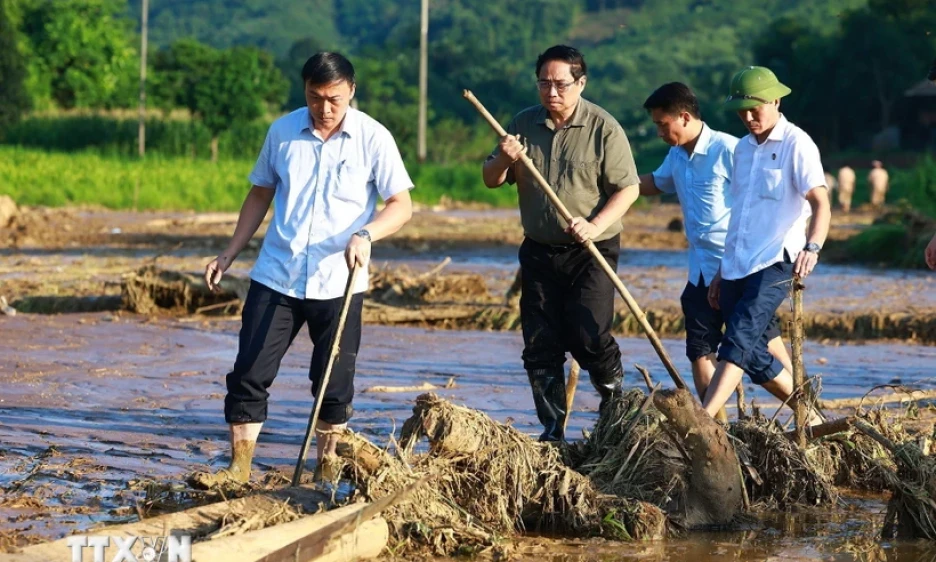 Thủ tướng trực tiếp lội xuống bãi lầy, chỉ đạo tìm kiếm nạn nhân tại Làng Nủ