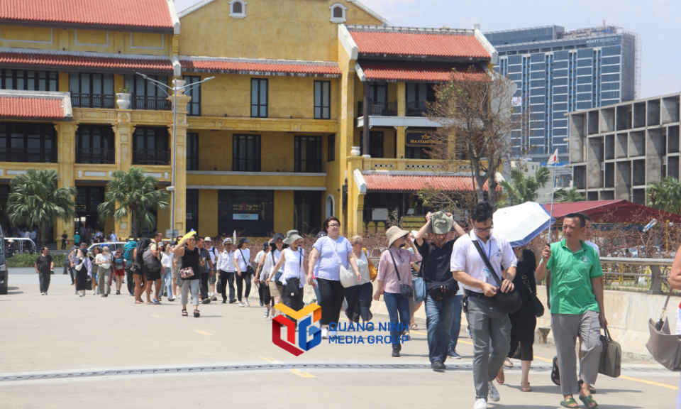 Ha Long Bay welcomes over 6,000 tourist arrivals after typhoon Yagi