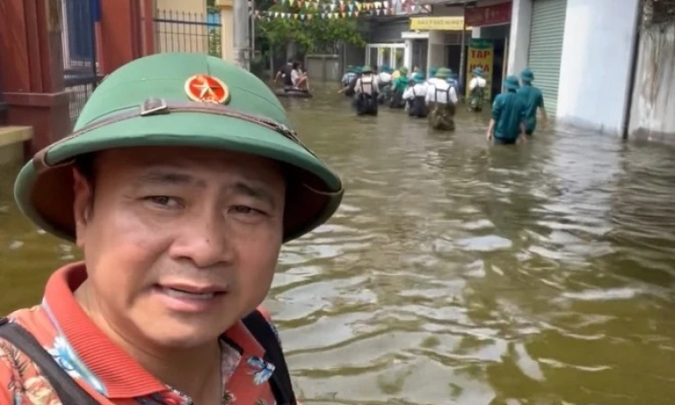 Tự Long, Xuân Bắc trao quà cho trẻ em vùng lũ