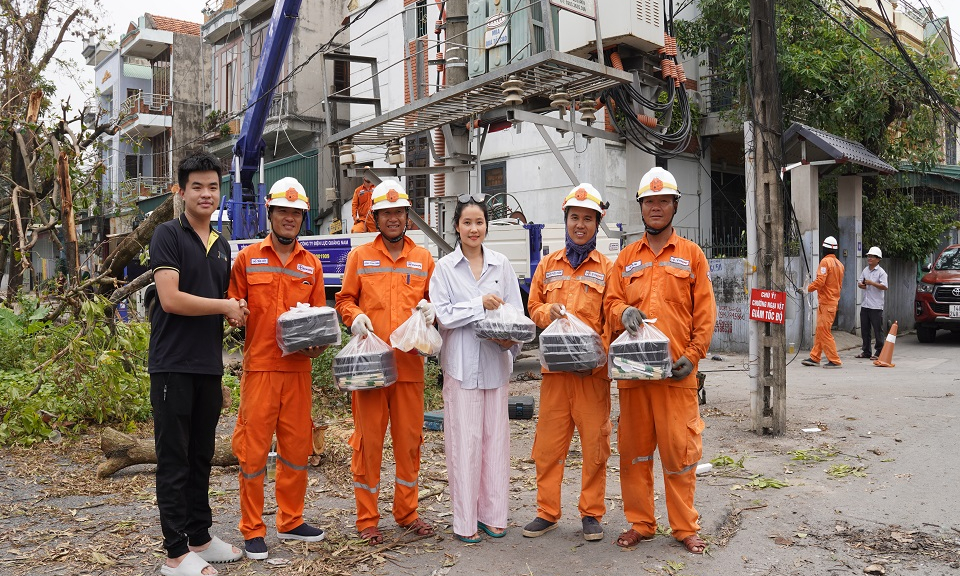 Người dân Quảng Ninh chung tay khắc phục lưới điện sau cơn bão số 3: Tinh thần đoàn kết và sự chia sẻ ấm áp