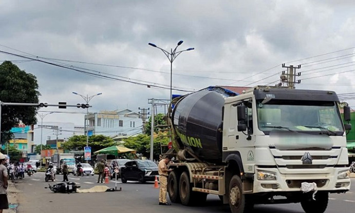 Va chạm với xe bồn chở bê tông, cụ ông 70 tử vong