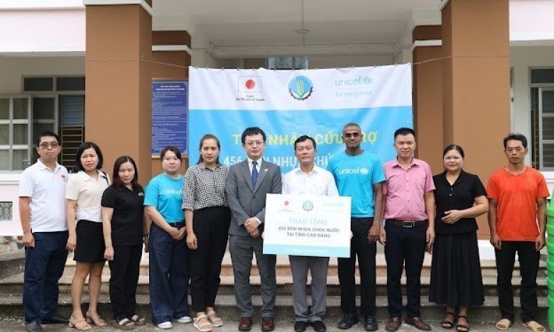 UNICEF provides water storage tanks to disaster-hit Cao Bằng Province