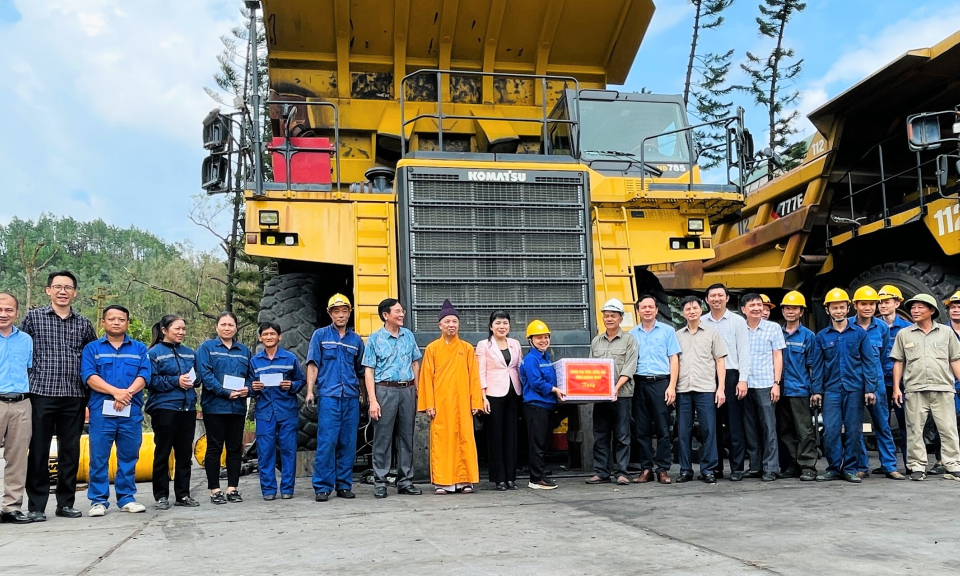 Đoàn ĐBQH tỉnh thăm, tặng quà doanh nghiệp, cơ sở sản xuất kinh doanh bị thiệt hại nặng nề sau bão