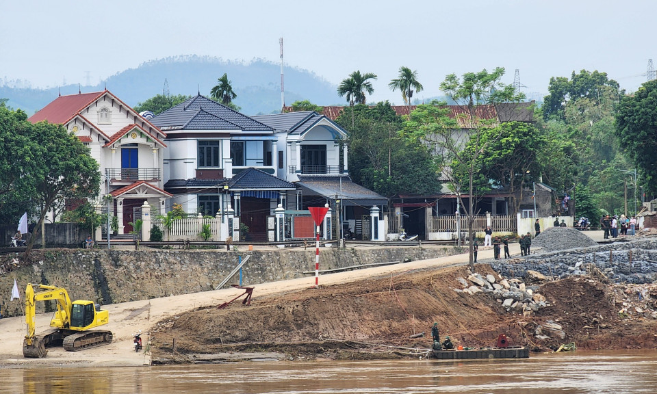 Lắp đặt thử cầu phao thay thế cầu Phong Châu bị sập