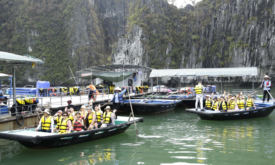 Ha Long warmly welcomes tourists back after Yagi