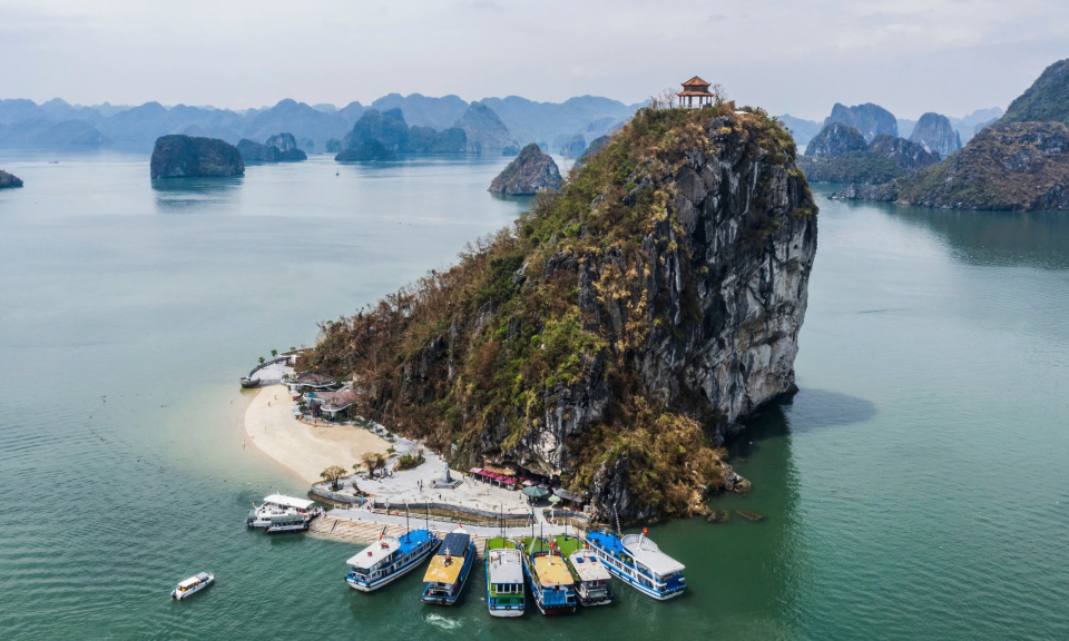 “摩羯”台风过后  下龙湾接待大量游客