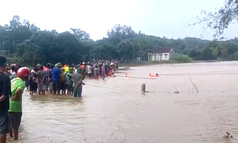 Hai nữ sinh bị lũ cuốn