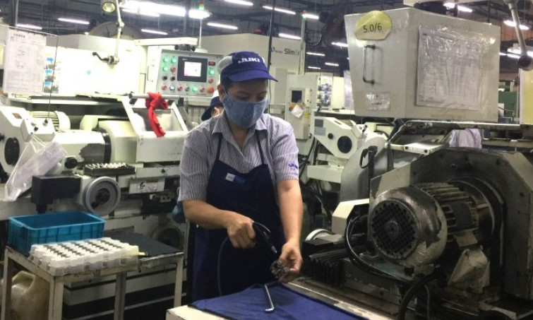 Factories reduce work hours with eye to employees’ well-being